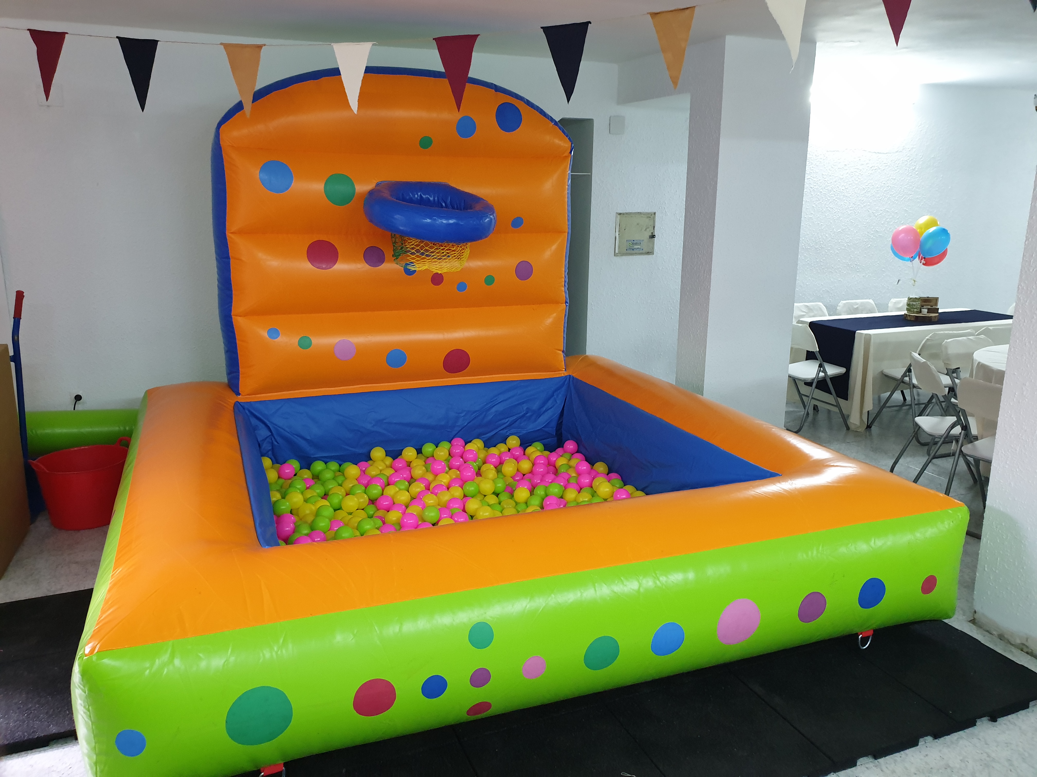 Hinchable Piscina de Bolas con Canasta 3x3 metros Mundo Castillo